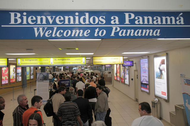 Panama,-Amérique-centrale,-Panama-City,-Aéroport-de-Tocumen,-aéroport,-PTY,-aviation,-terminal,-panneau,-homme,-femme,-passager-international